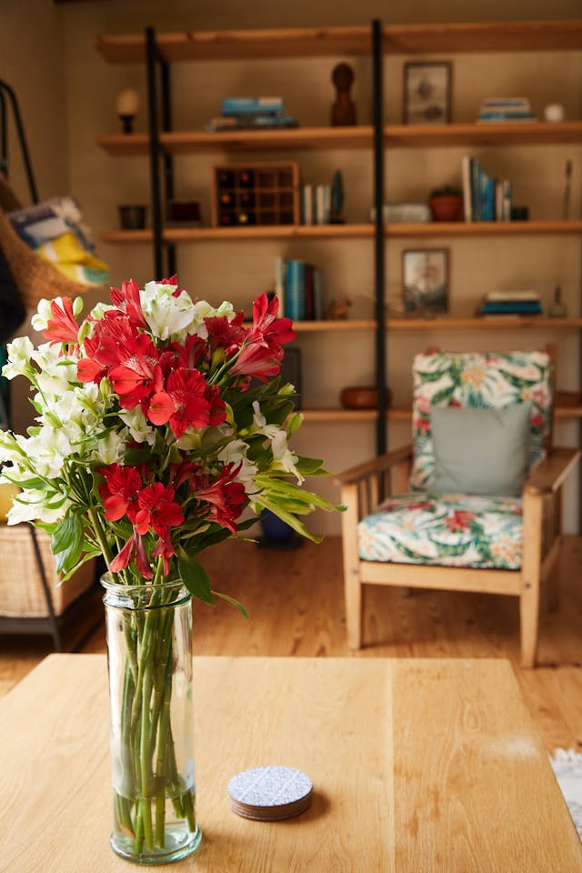 Brighten Your Home: How Flower Delivery Can Complement Your Interior