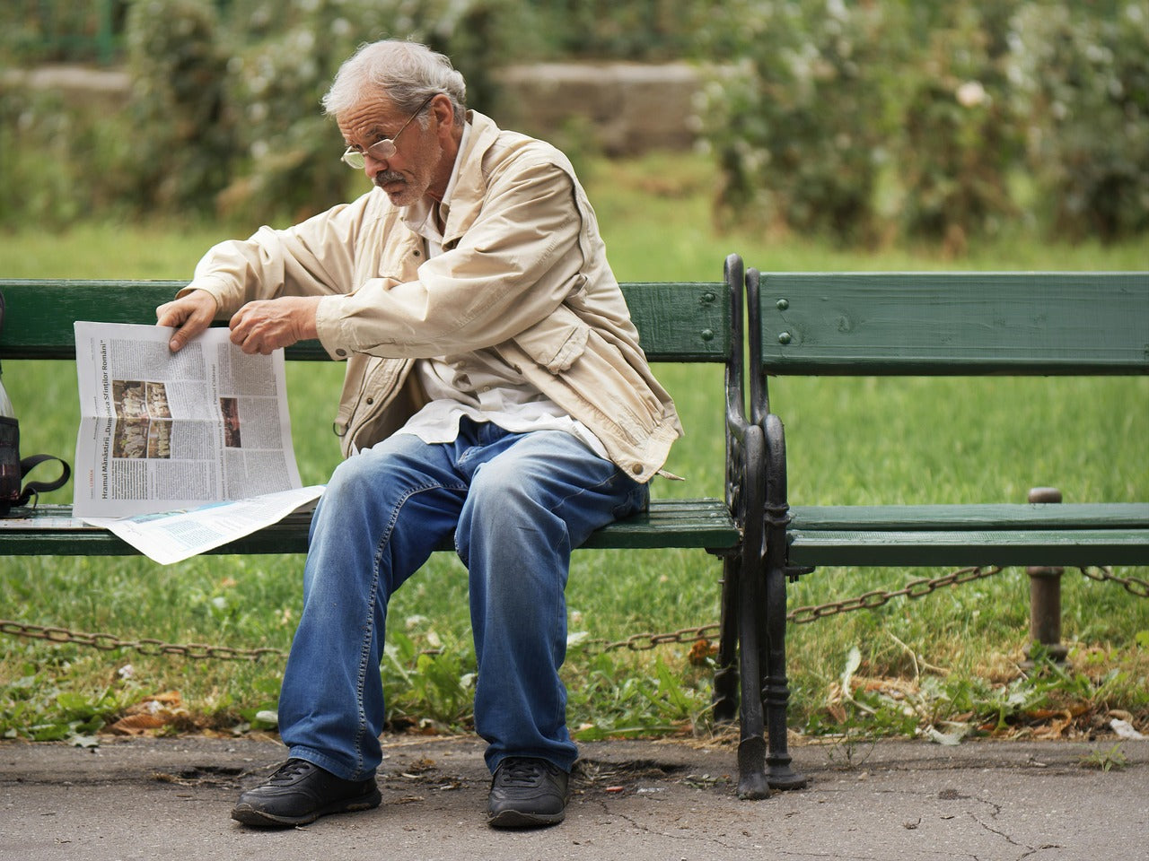 cast iron bench  / Metal Memorial Benches: A Tribute of Strength and Modernity / 