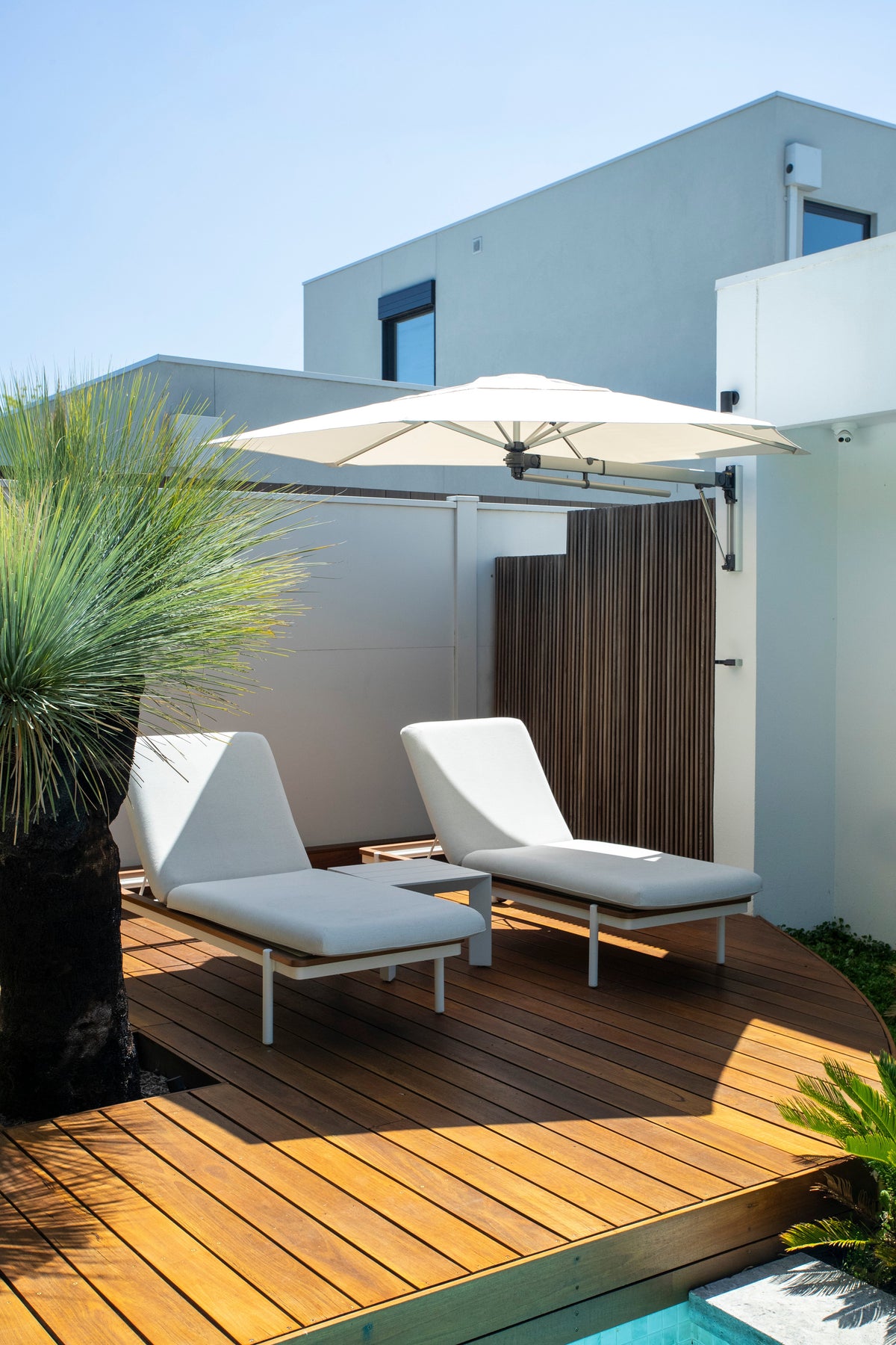Shadowspec Retreat™ Wall Mounted Umbrella Umbrella &amp; Canopy